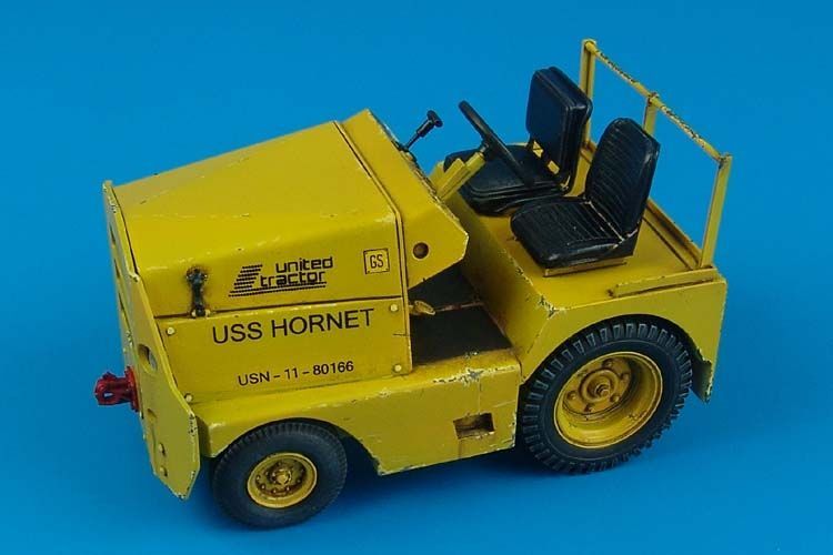 1:32 UNITED TRACTOR GC-340/SM340 tow tractor US NAVY/ARMY