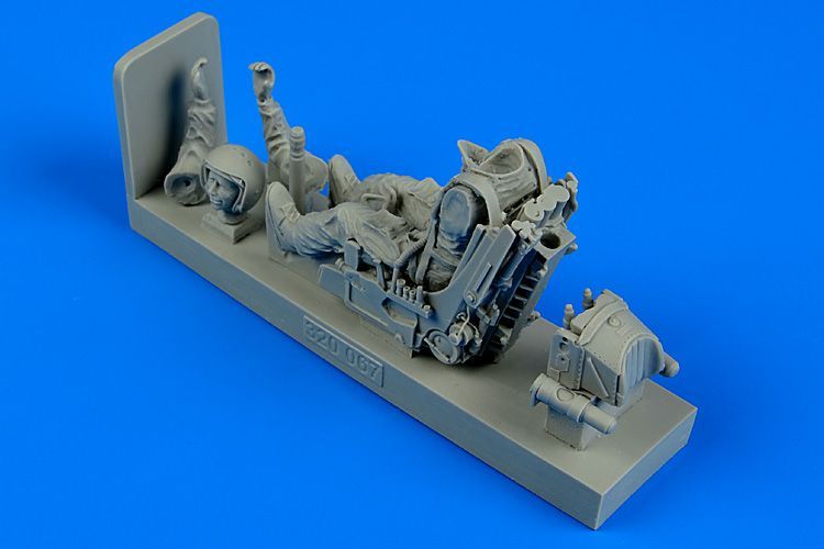 1:32 Soviet Fighter Pilot with ejection seat for Su-27