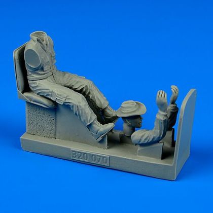 1:32 USAF/US Army Tow Tractor Driver