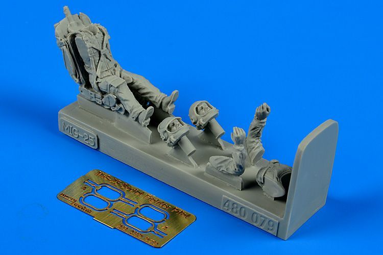 1:48 Soviet Fighter Pilot with ejection seat for MiG-25
