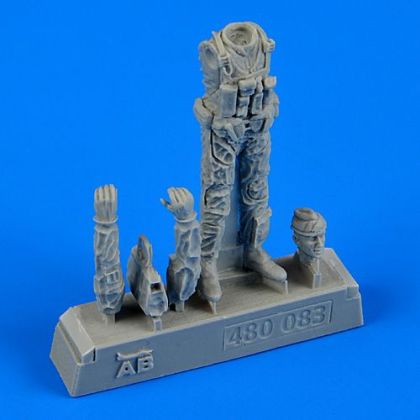 1:48 US Navy Pilot with bag - Vietnam War 1965 - 1973