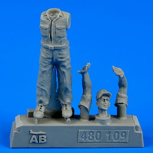 1:48 U.S. Army aircraft mechanic WWII - Pacific theatre