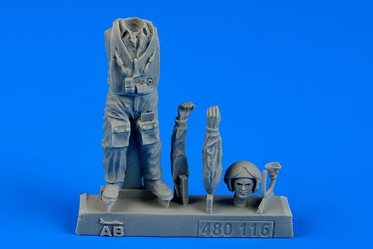 1:48 Soviet Pilot with life jacket - the Cold War period