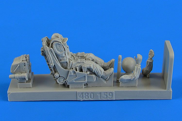 1:48 Soviet Fighter Pilot with ejection seat for Su-27 Flanker