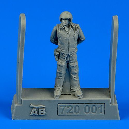 1:72 Soviet air force fighter pilot