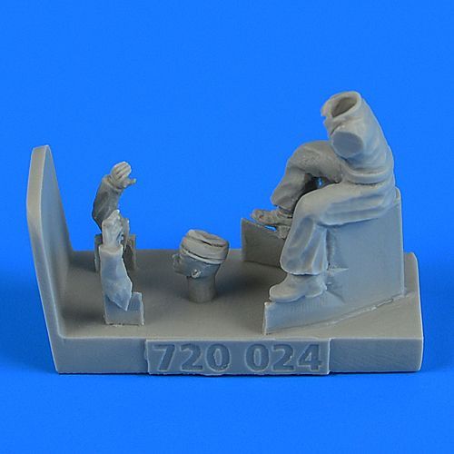 1:72 WWII RAF Tractor Driver