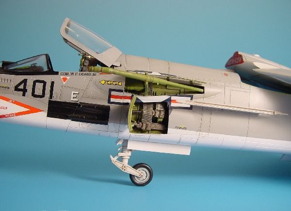 1:48 F-8E Crusader gun bay