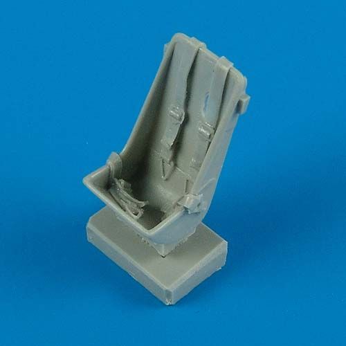 1:48 Me 163A seat with seatbelts