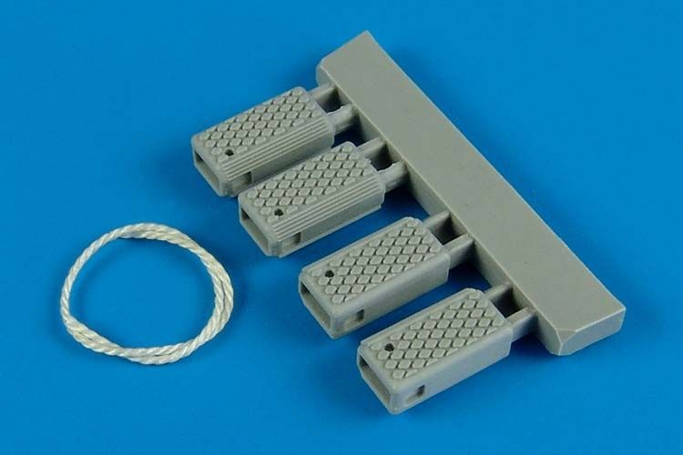 1:32 Universal Navy Wheel Chock with Nylon Rope - early prod.