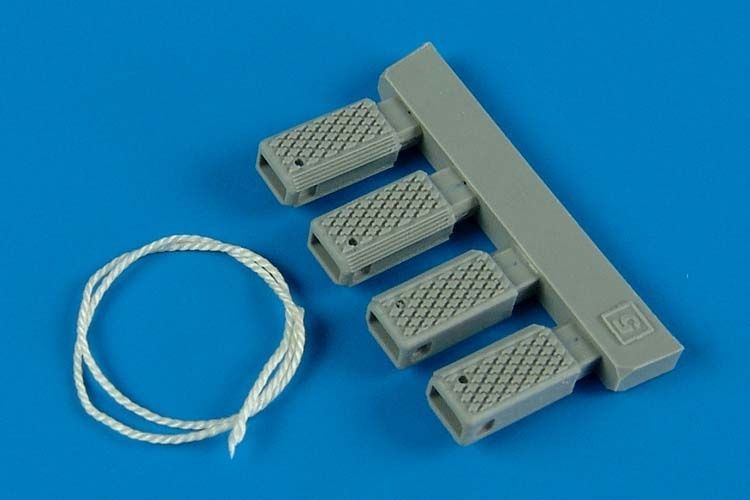 1:32 Universal Navy Wheel Chock with Nylon Rope - late production