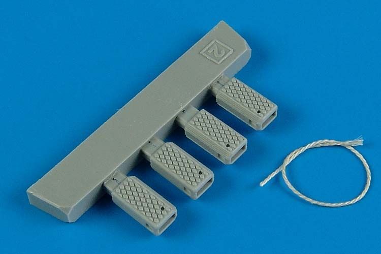 1:48 Universal Navy Wheel Chock with Nylon Rope - early prod.