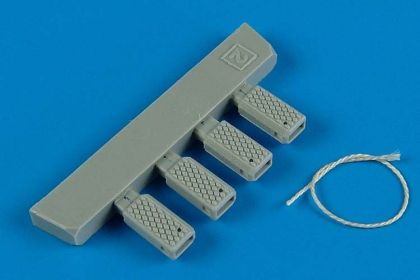 1:48 Universal Navy Wheel Chock with Nylon Rope - early prod.