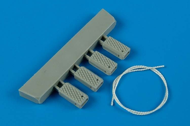1:48 Universal Navy Wheel Chock with Nylon Rope - late production
