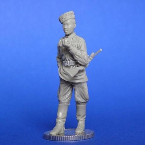 1:35 WWII Russian Young Guerrilla Son a Shelf - Resin
