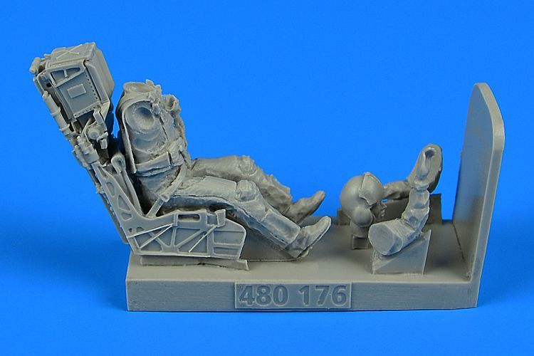 1:48 US Navy Fighter/Attack Pilot with ejection seat for F/A-18E/F