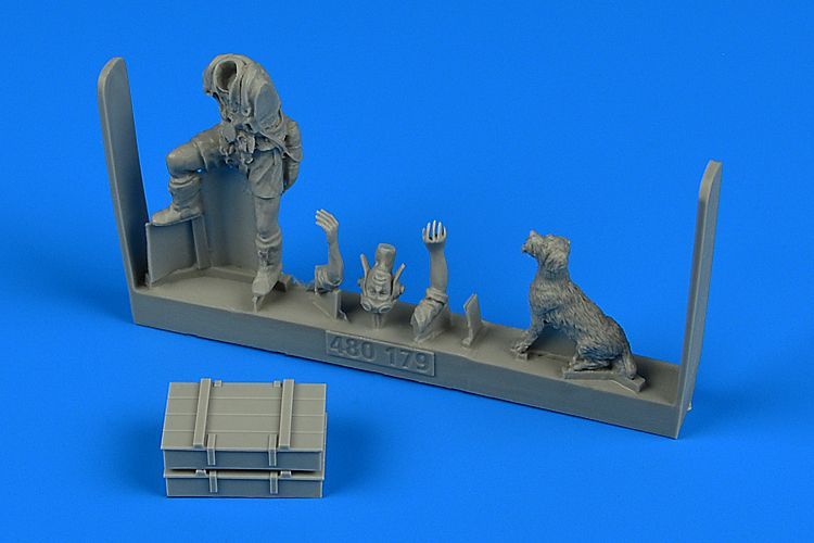 1:48 Middle East Allied Pilot WWII with dog