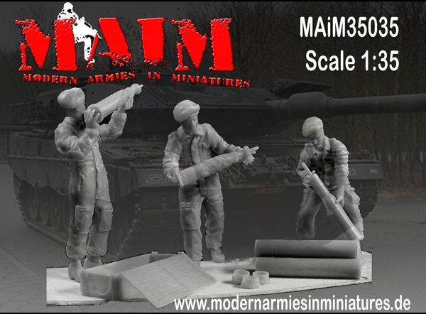 1:35 Modern Leopard 2 Tank Crew reloading