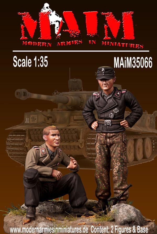 1:35 German Tank Crew relaxing WWII w/Base