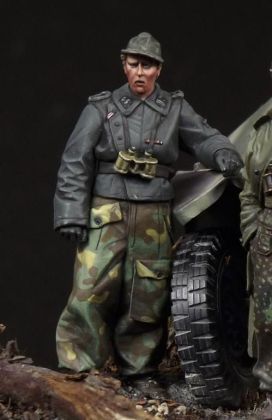 1:35 SS Panzer Recon Officer #1