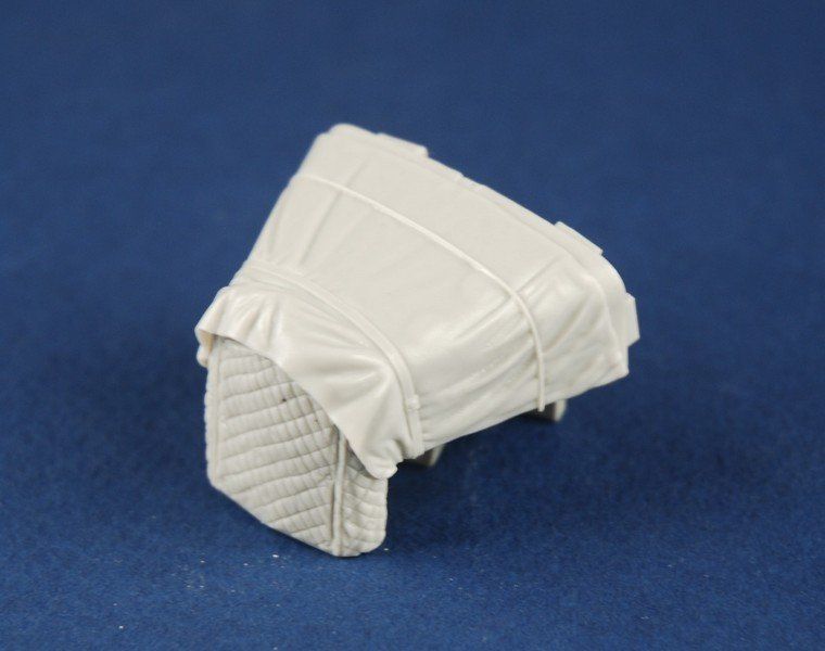 1:35 Mercedes 1500 engine deck with winter Canvas