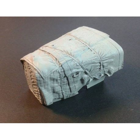 1:35 Mercedes 4500 engine deck with canvas cover