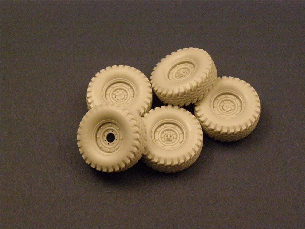 1:35 Road Wheels with spare for HUMVEE