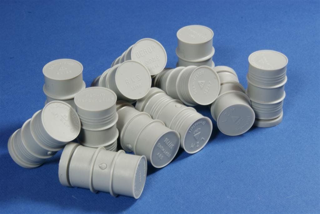 1:35 WWII 200l German Fuel Drums (Commercial)