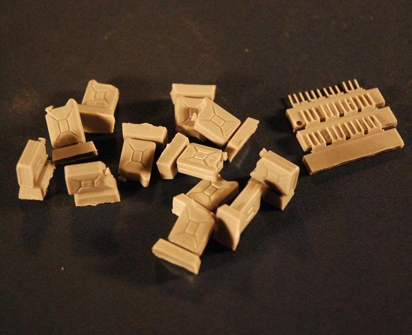1:35 WWII Italian 20l Canisters (12pcs)