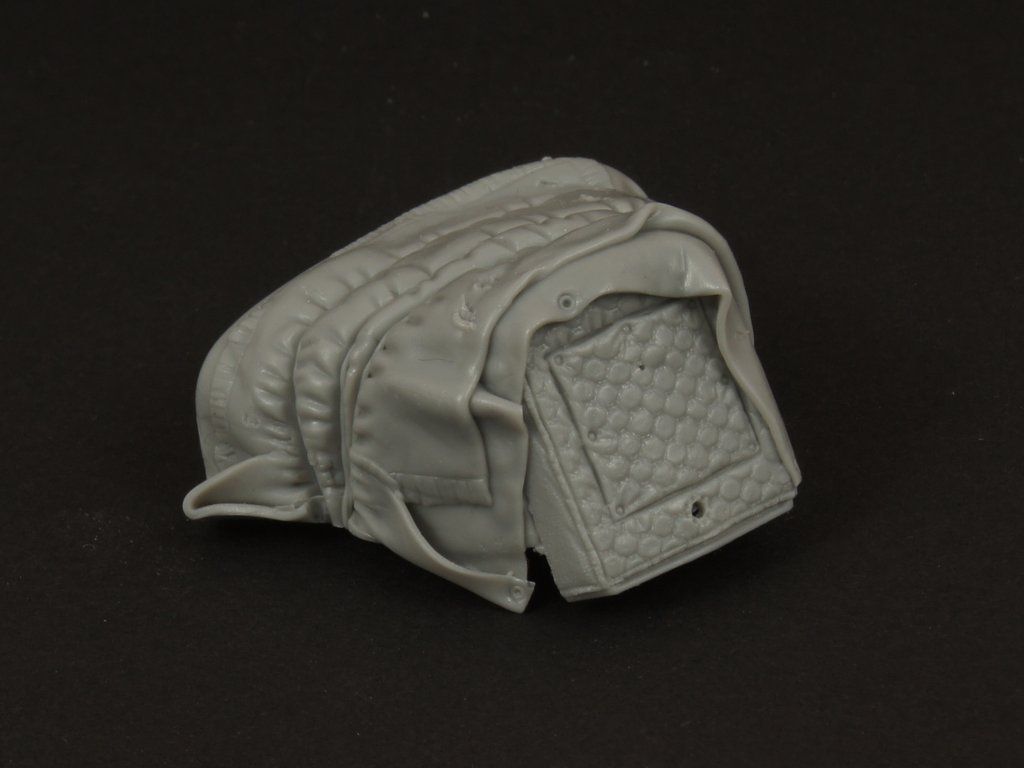 1:35 Mercedes 1500 engine deck with canvas cover Miniart