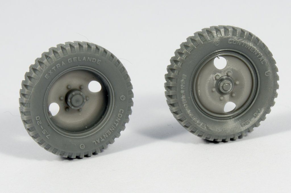 1:35 Mercedes 1500 Early 2 holes Road wheels (Gelande pattern)