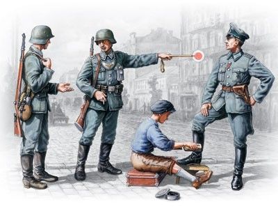 1:35 German Patrol (1939-1942) (set of 4 figures - 3 German WWII patrol men and 1 civilian)