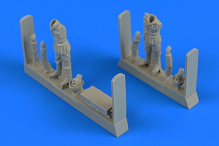 1:48 WWII German Soldiers with ammunition box