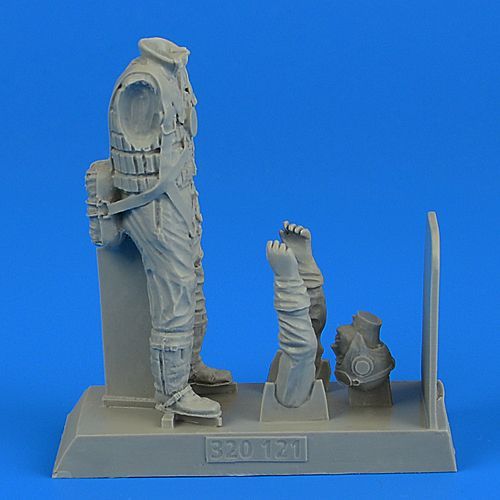 1:32 German Luftwaffe Pilot WWII with life jacket