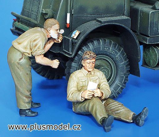 1:35 British Soldiers, WWII - Shaving and Resting