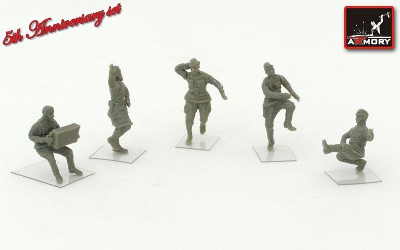 1:72 Soviet soldiers at party - 5 figures