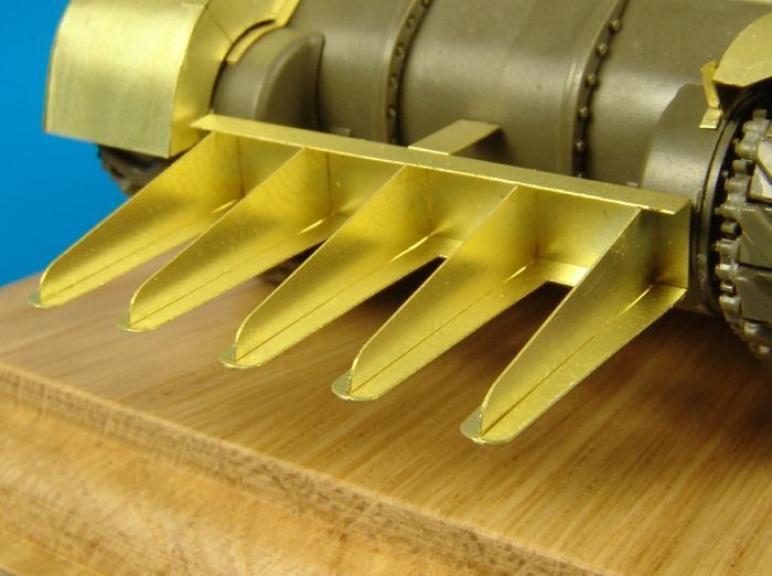 1:48 Rhinoceros hedgerow cutter