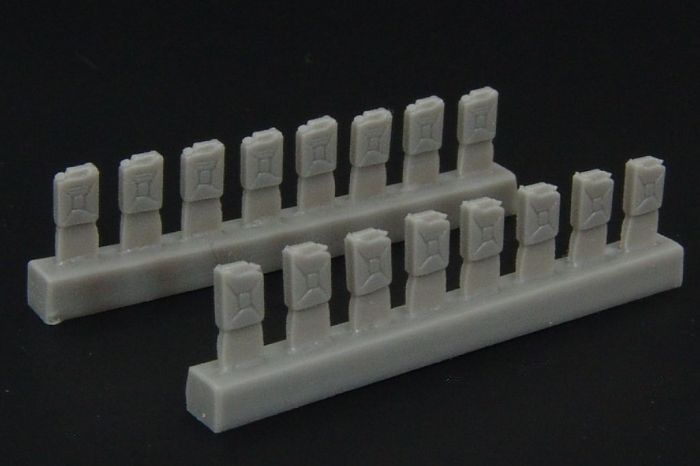 1:144 German fuel cans
