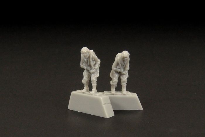 1:144 German pilot WWII (two pieces)