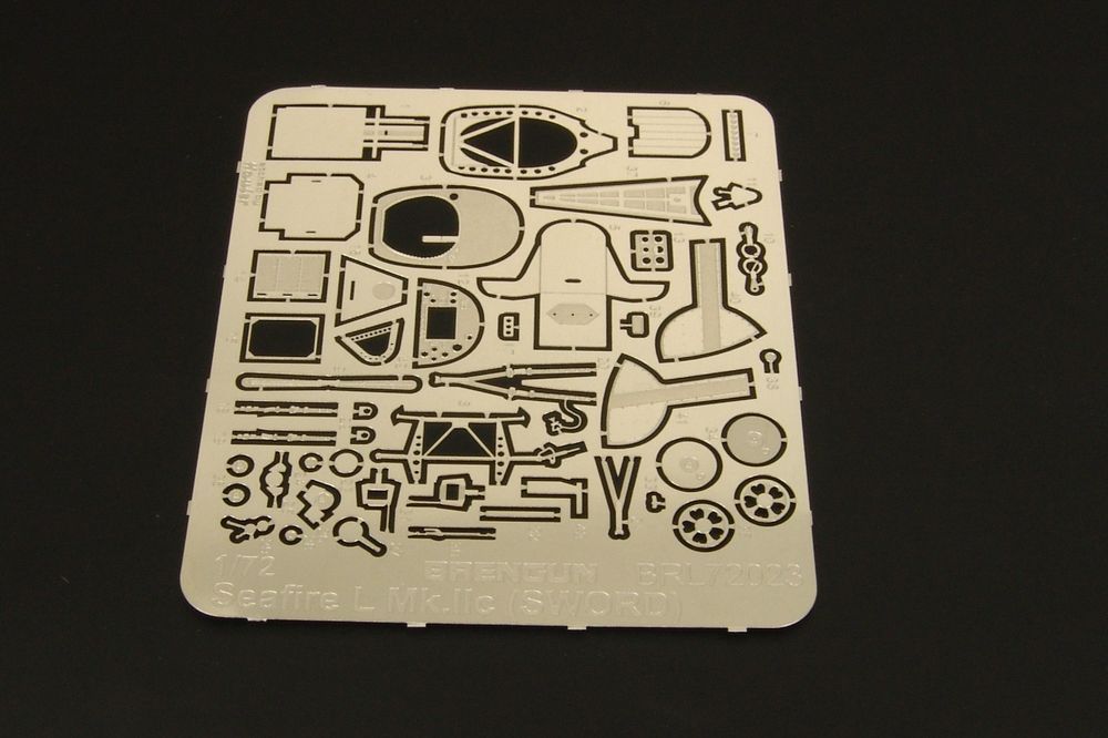 1:72 Seafire L Mk.IIc (SWORD 72040)