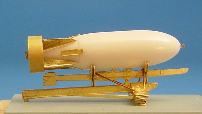 1:48 British 500lb bomb with bomb rack