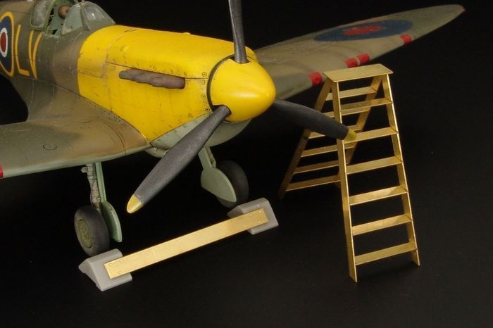 1:48 British wheel chock + ladder