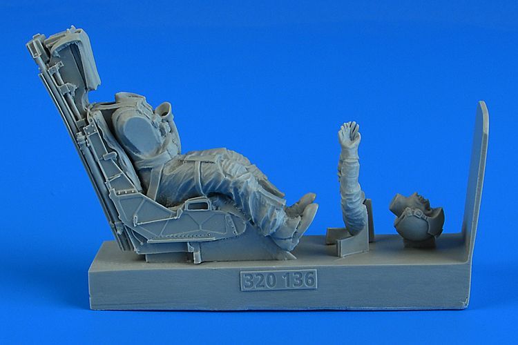 1:32 US NAVY and US MARINES Pilot with ej. seat for AV-8B Harrier II