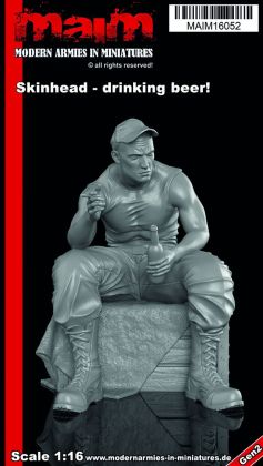 1:16 Skinhead with Cap sitting + drinking beer