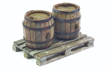 1:35 Set of 2 Wooden Barrels + Wooden Pallet