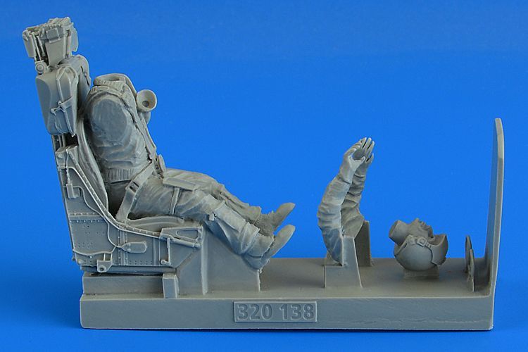 1:32 Modern German Luftwaffe Fighter Pilot with ej. seat