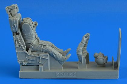 1:32 Modern German Luftwaffe Fighter Pilot with ej. seat