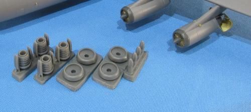 1:144 C-141. Engines