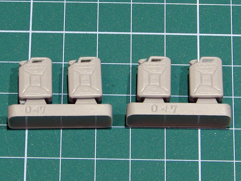1:35 WW II German Jerrycans for Fuel