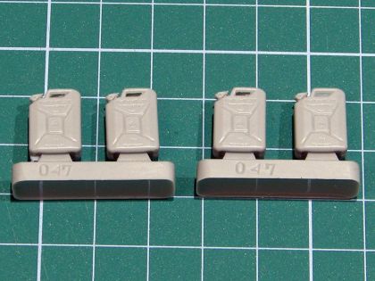 1:35 WW II German Jerrycans for Fuel