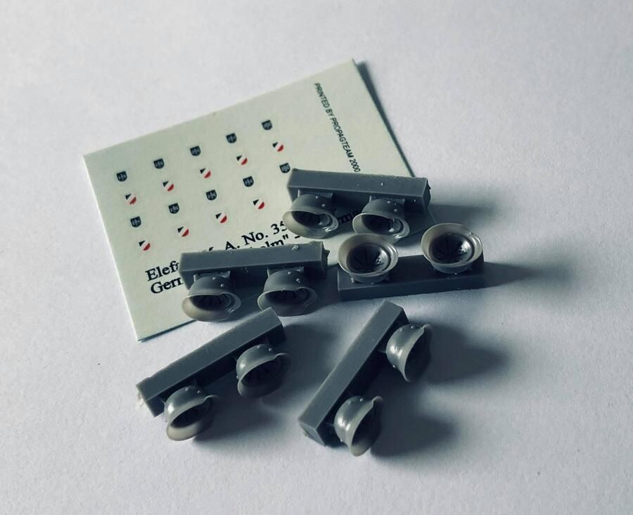 1:35 GERMAN STEEL HELMETS - WEHRMACHT, 10 HELMETS AND DECALS